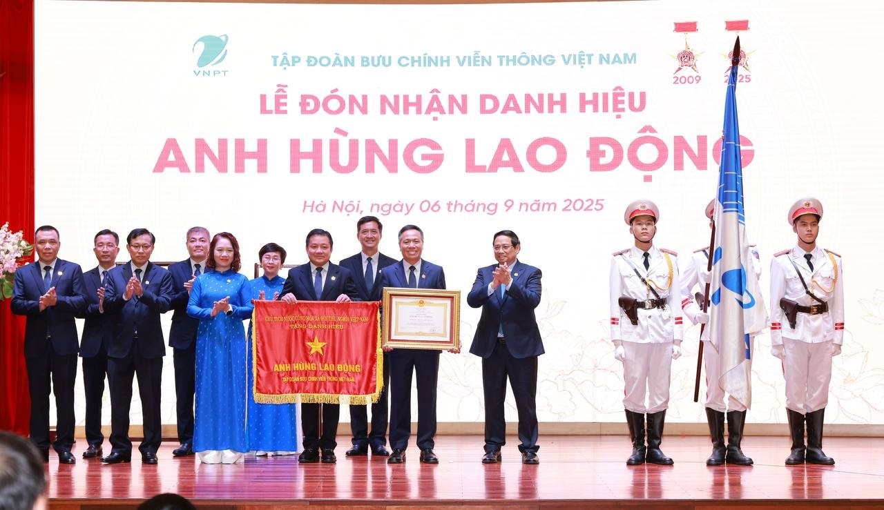 thay-mat-lanh-dao-dang-nha-nuoc-thu-tuong-pham-minh-chinh-da-trao-danh-hieu-anh-hung-lao-dong-tang-tap-doan-vnpt.jpg