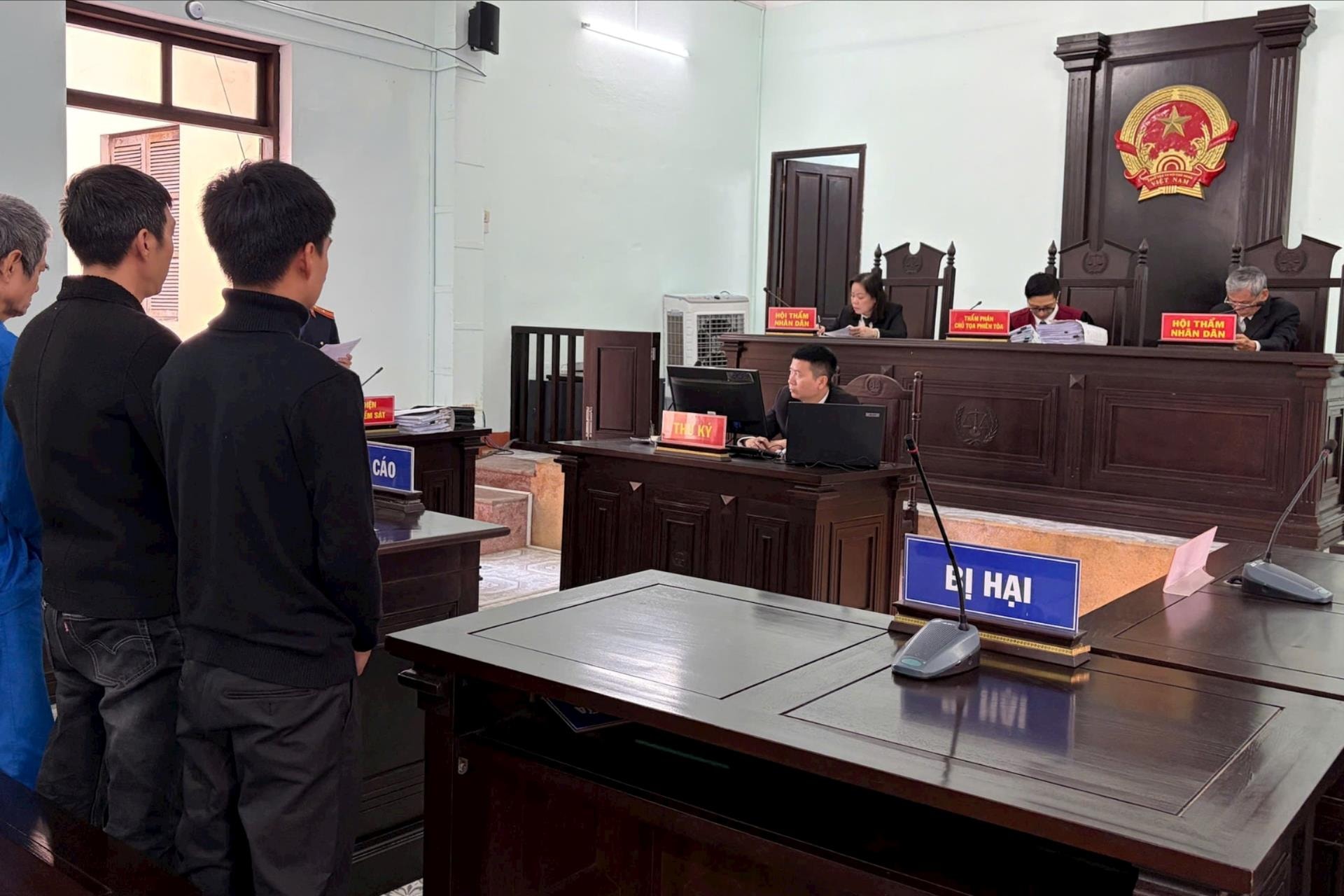 Cá độ bóng đá qua mạng tại quán cà phê, 5 bị cáo hầu tòa