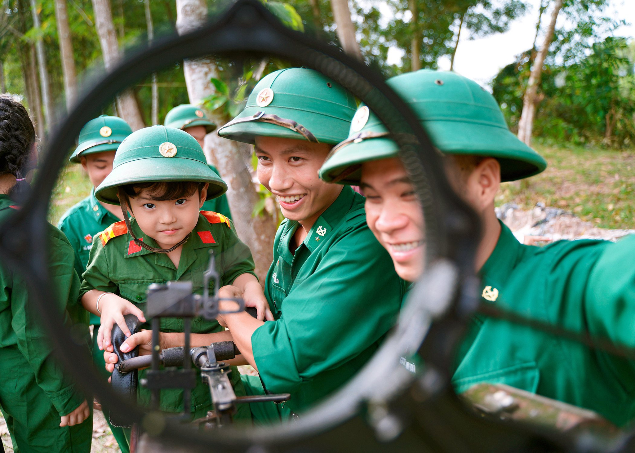 4-anh-mat-to-mo-thich-thu-hien-ro-tren-guong-mat-tre-tho-khi-duoc-tan-tay-cham-vao-nhung-vat-dung-quen-thuoc-cua-nguoi-linh-lang-nghe-nhung-cau-chuyen-gian-di-ve-cuoc-song-noi-bien-gioi.jpg