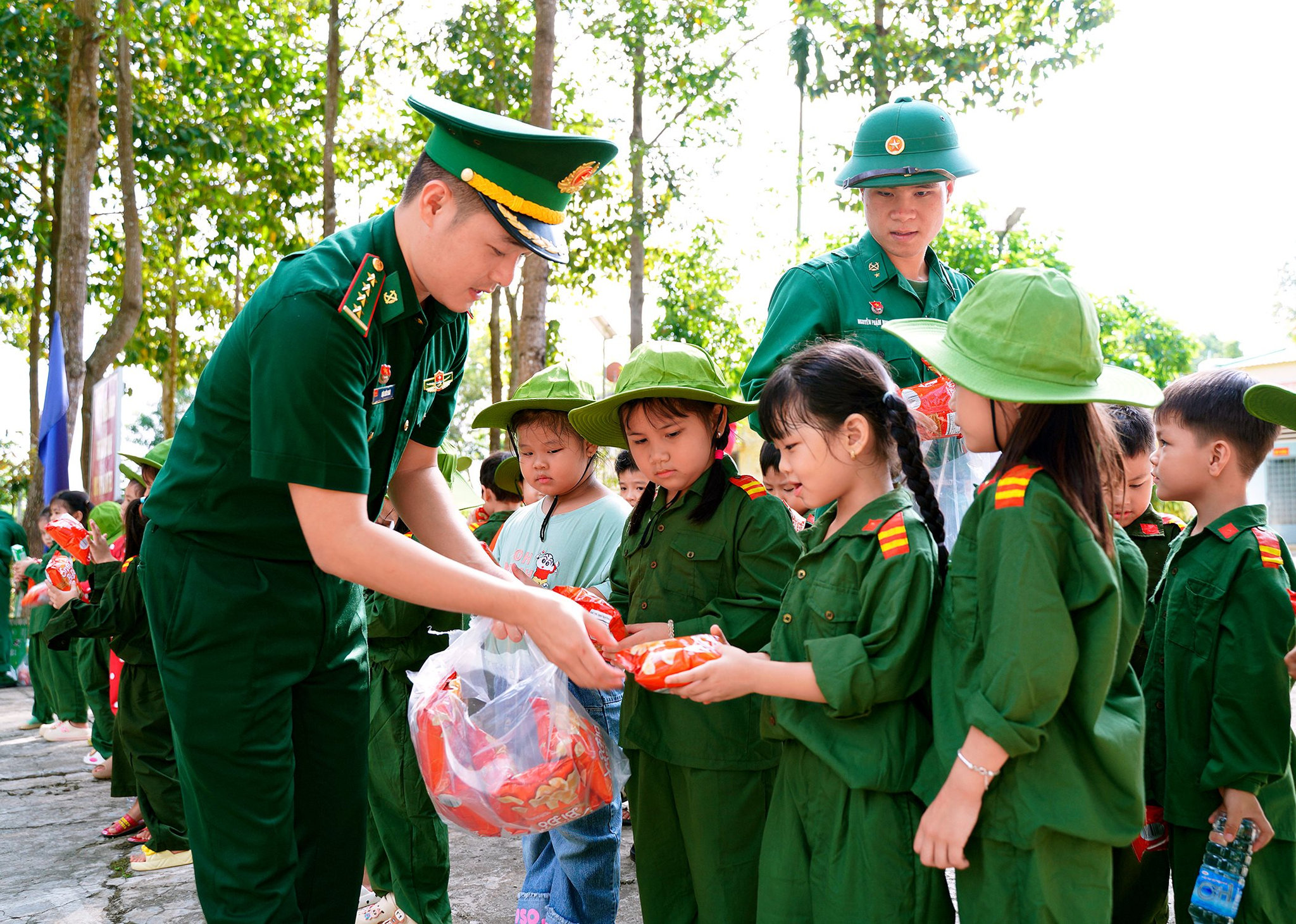 7-nhung-phan-qua-nho-chua-dung-tinh-cam-am-ap-cua-nguoi-linh-bien-phong-danh-cho-cac-_chien-si-nhi.jpg