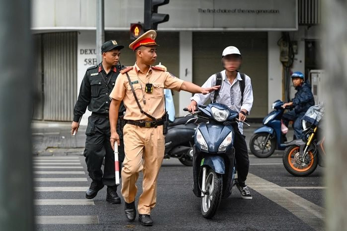 giao-xe-cho-nguoi-khong-co-bang-lai-chu-xe-co-the-ngoi-tu-anh-2.jpg