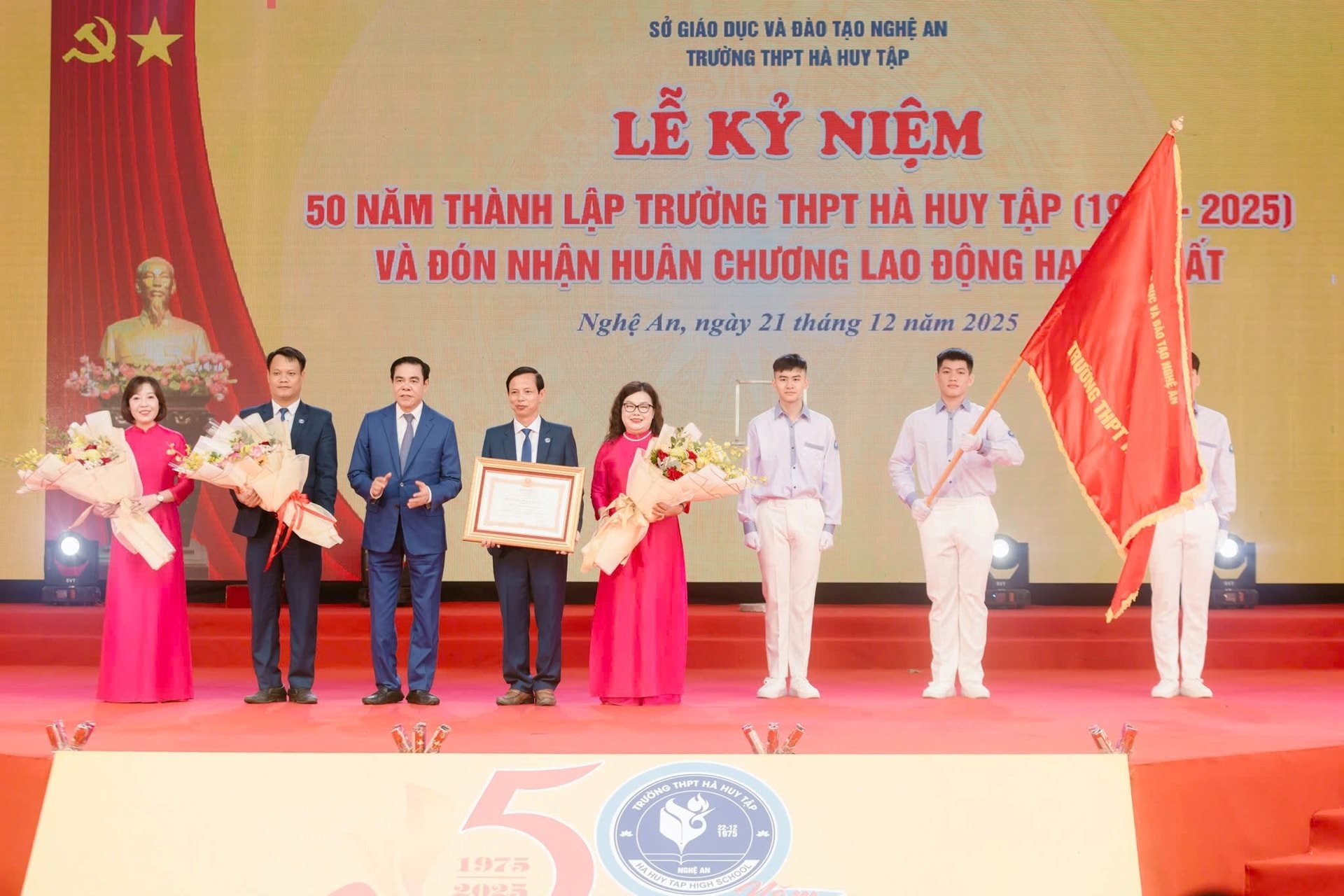 Trường THPT Hà Huy Tập kỷ niệm 50 năm thành lập và đón nhận Huân chương Lao động hạng Nhất