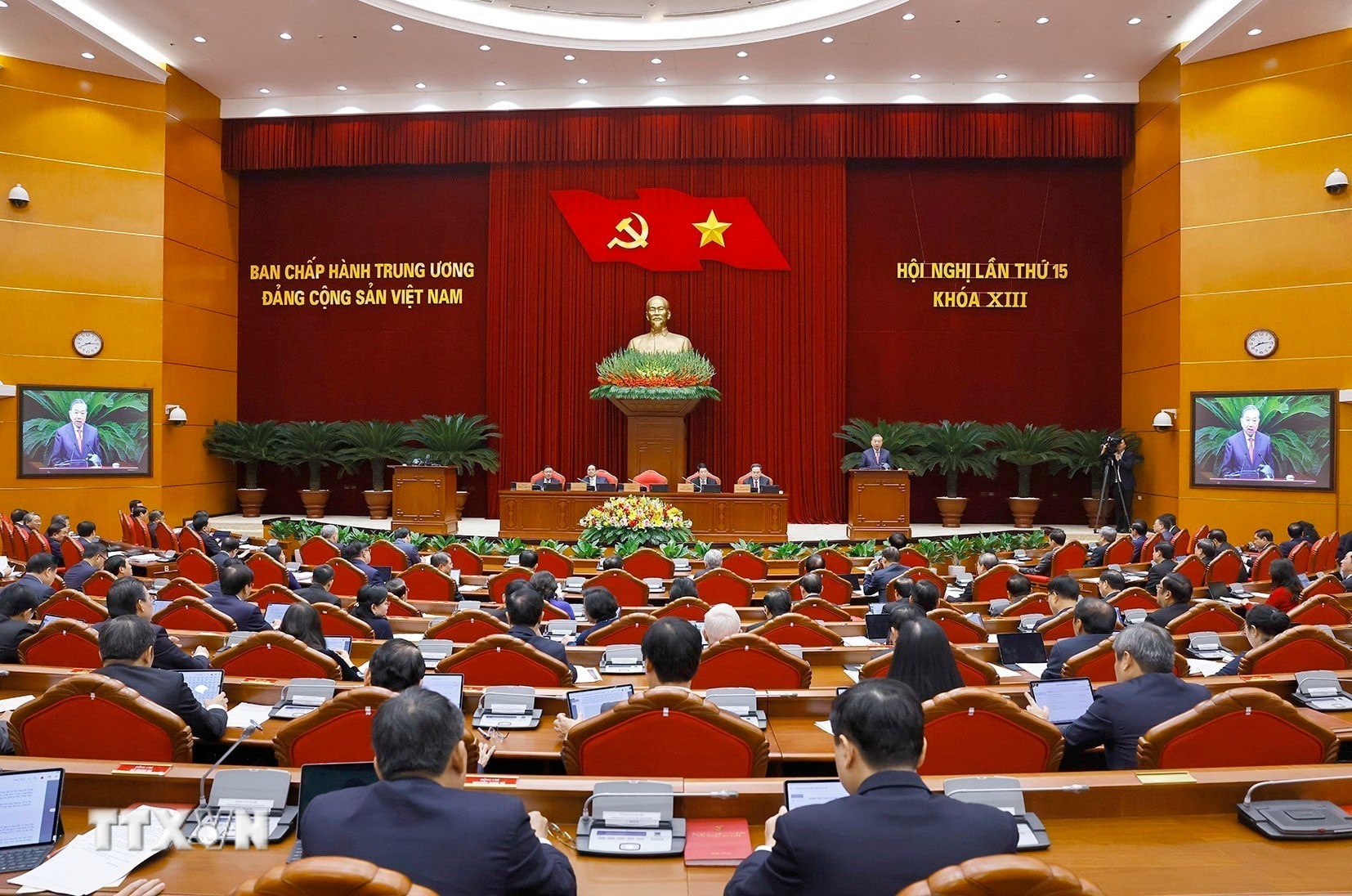 ttxvn-hoi-nghi-trung-uong-15-6.jpg