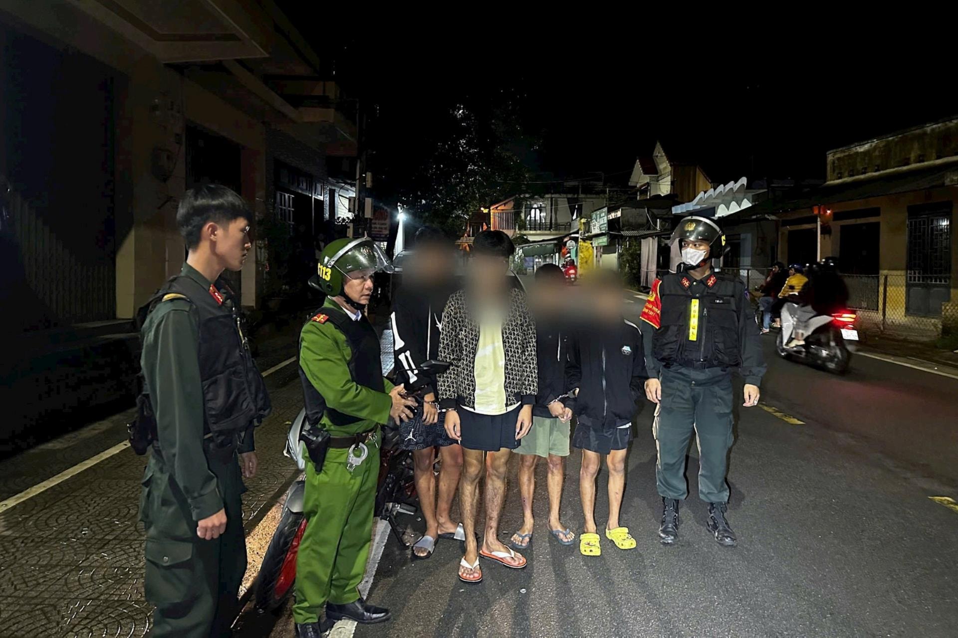 Bắt nhóm thiếu niên mang hung khí dạo phố, lộ diện ổ trộm xe máy