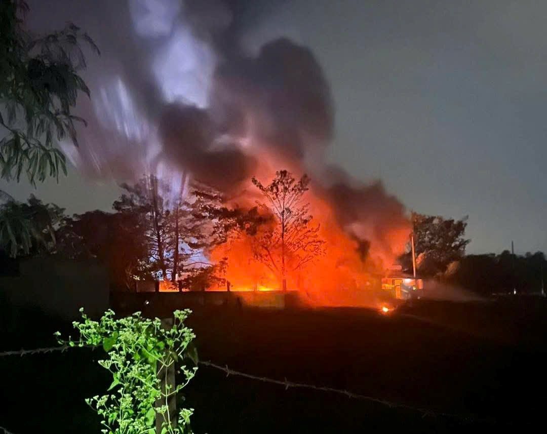 Cháy bãi phế liệu rộng hàng trăm m² ở TP.HCM