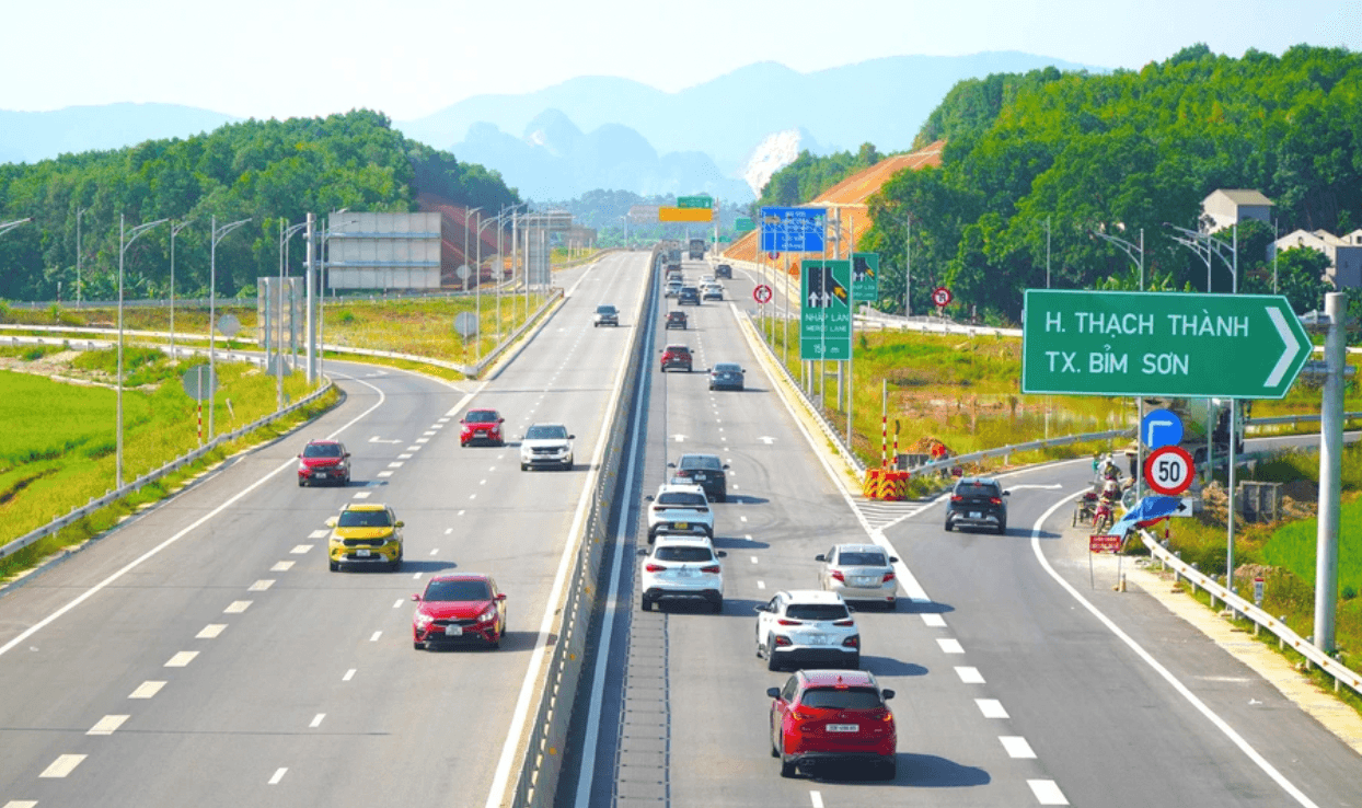 11-lai-xe-tren-cao-toc-tai-xe-can-tuan-thu-toc-do-lan-duong-khoang-cach-an-toan.png