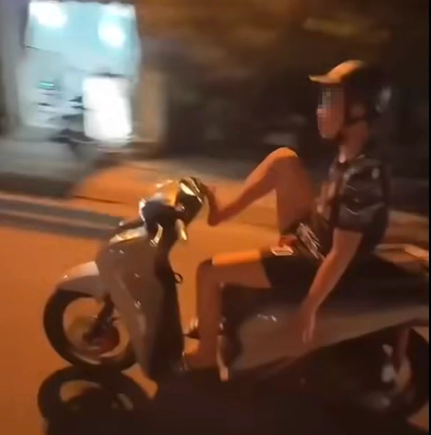 buong-hai-tay-khi-lai-xe.png