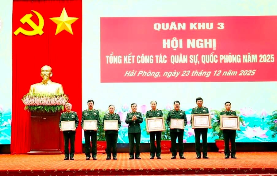 Trao Bằng khen của Thủ tướng Chính phủ cho lãnh đạo Quân khu 3
