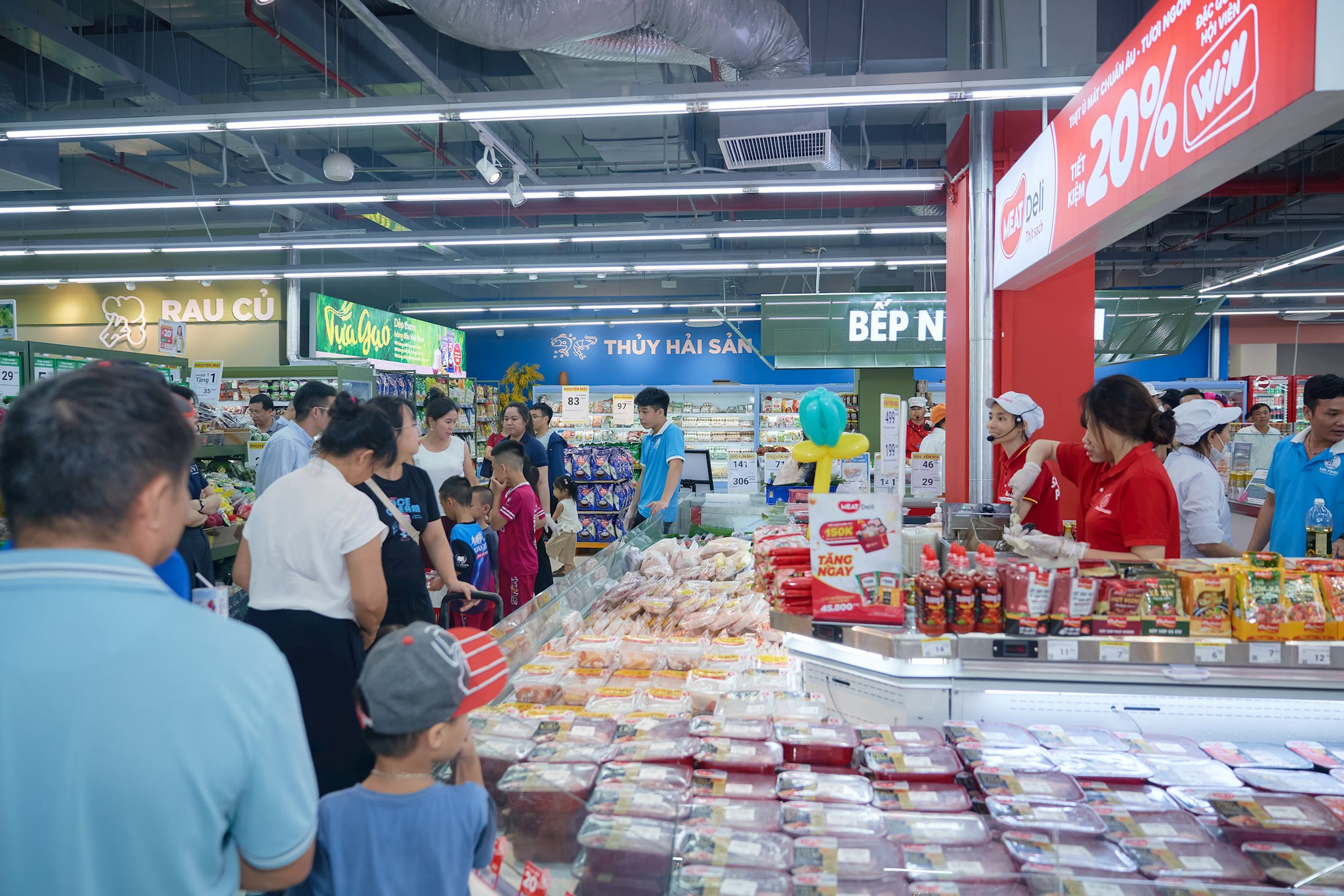 khach-hang-an-tam-lua-chon-thit-tai-winmart.jpg