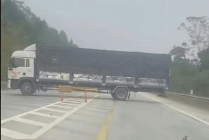 quay-dau-xe-tren-cao-toc.png