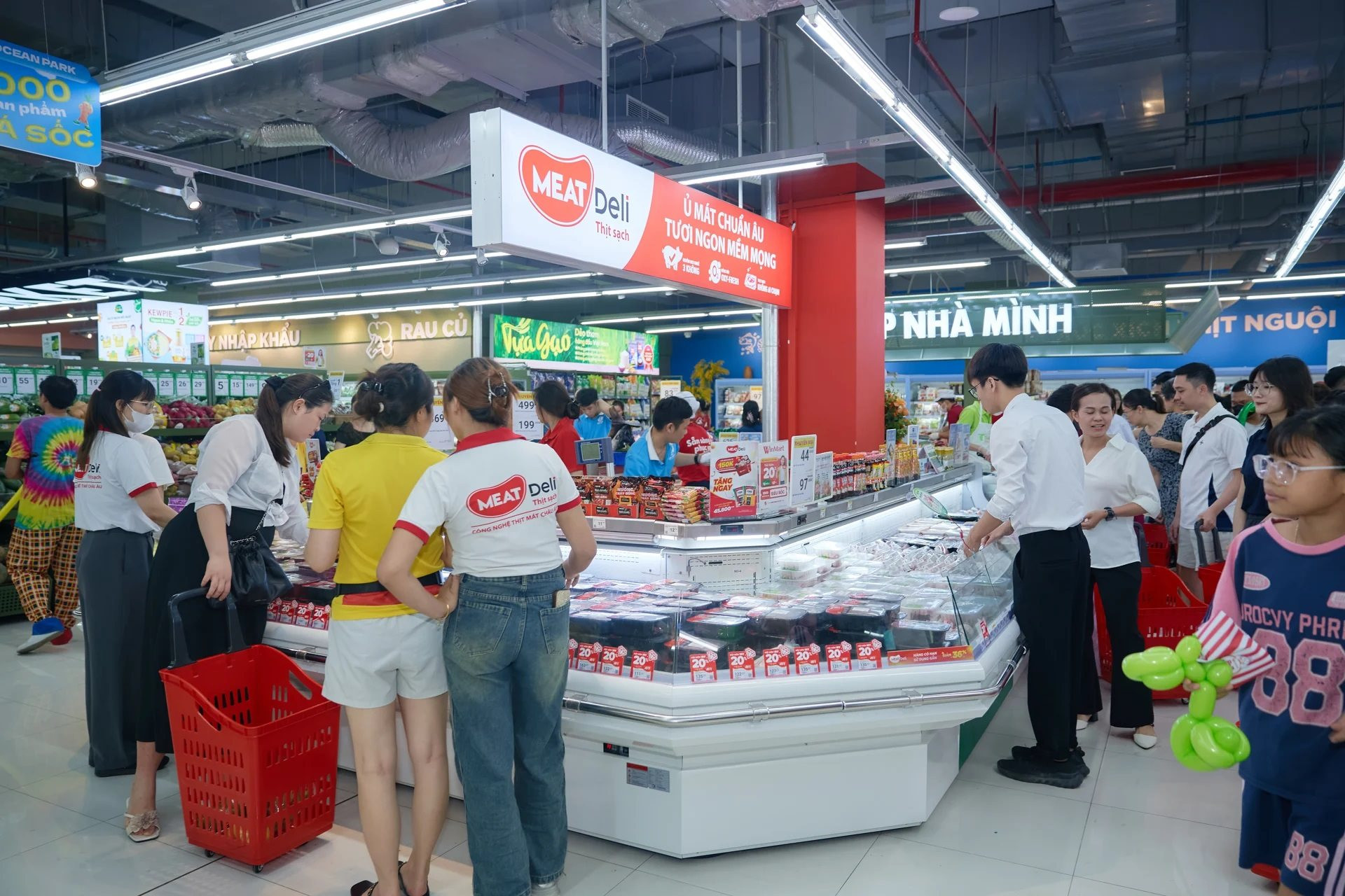 quay-thit-tuoi-thu-hut-dong-dao-khach-hang-tai-sieu-thi-winmart-0900.jpg