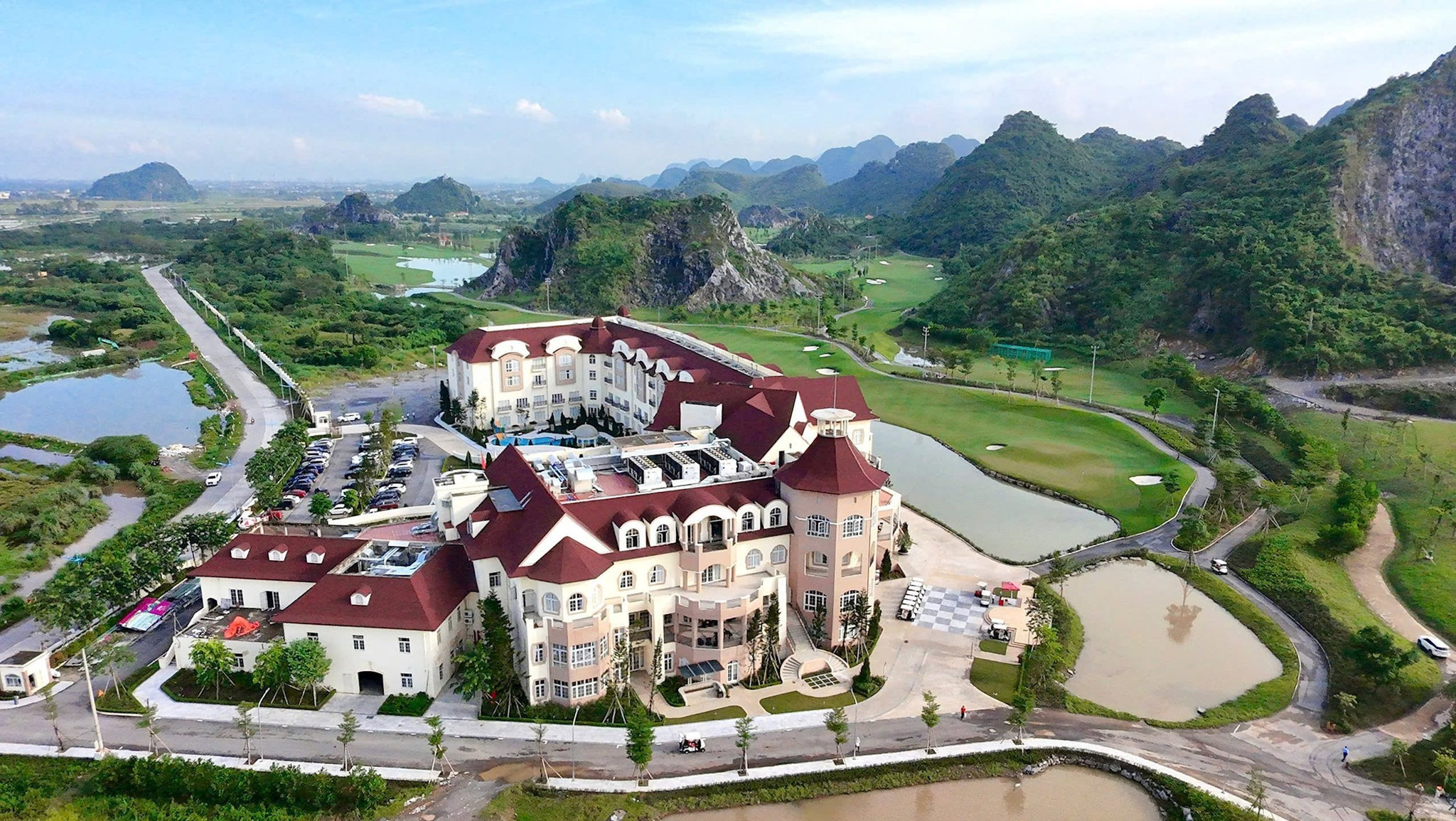 01-khach-san-legend-valley-hotel-so-huu-200-phong-tieu-chuan-quoc-te-va-grand-ballroom-rong-lon-toi-675m2-san-sang-phuc-vu-hoi-nghi-hoi-thao-va-tiec-cho-450-khach.jpeg