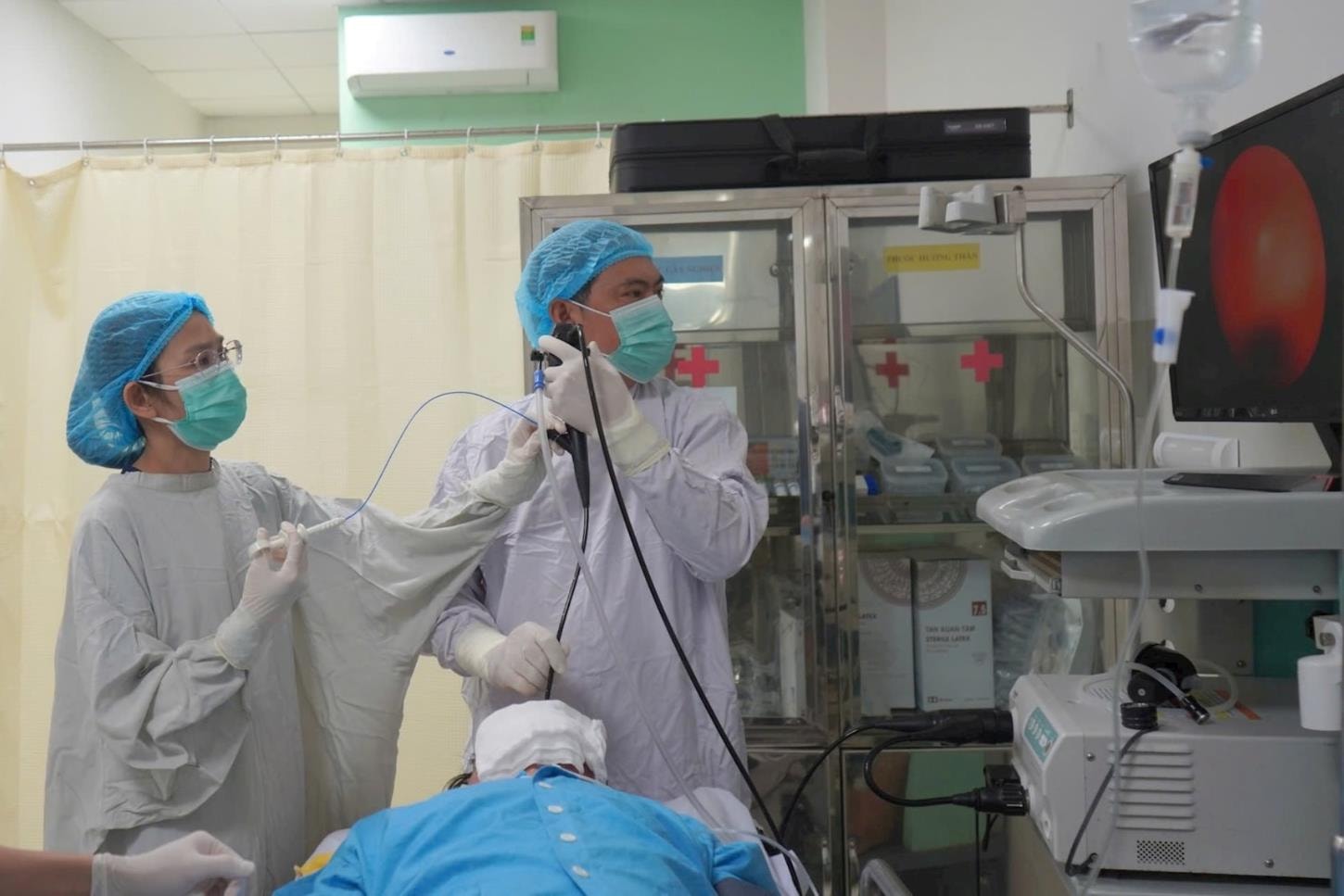 Lấy thành công 2 răng giả mắc kẹt trong phổi suốt hơn 20 năm