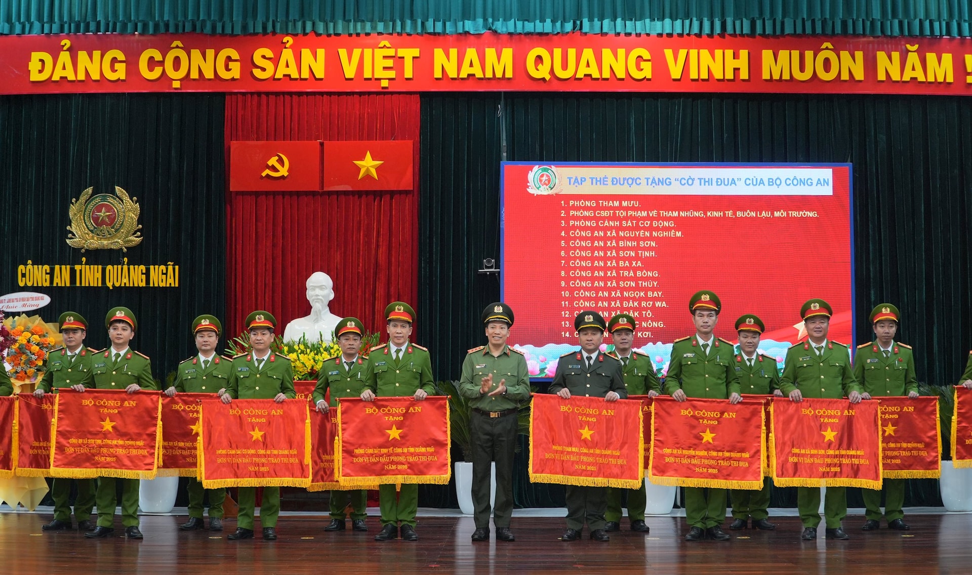 thu-truong-trao-co-cho-cong-an-xa-nam-2026.jpg