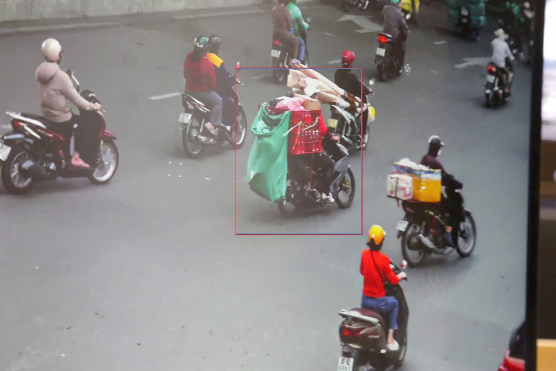 Né Camera AI bằng cách che khuất biển số, nhiều shipper bị CSGT xử lý