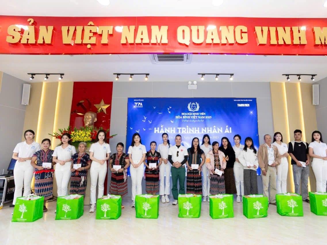 Hoa hậu Sinh viên Hòa bình Việt Nam trao hơn 300 phần quà cho hộ nghèo tại Đà Nẵng