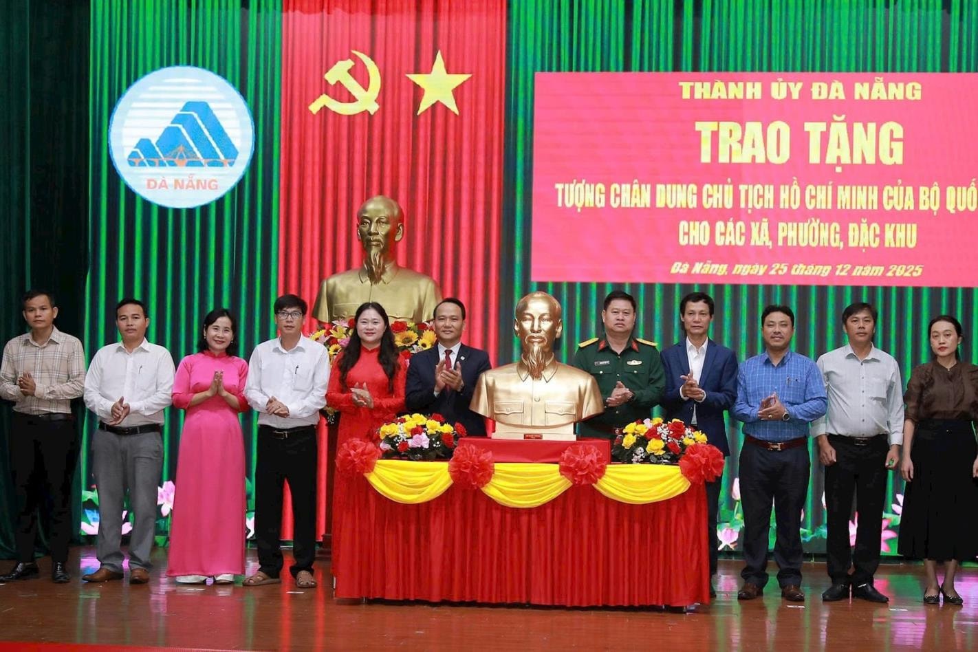 Trao tặng tượng Bác Hồ cho 94 xã, phường, đặc khu