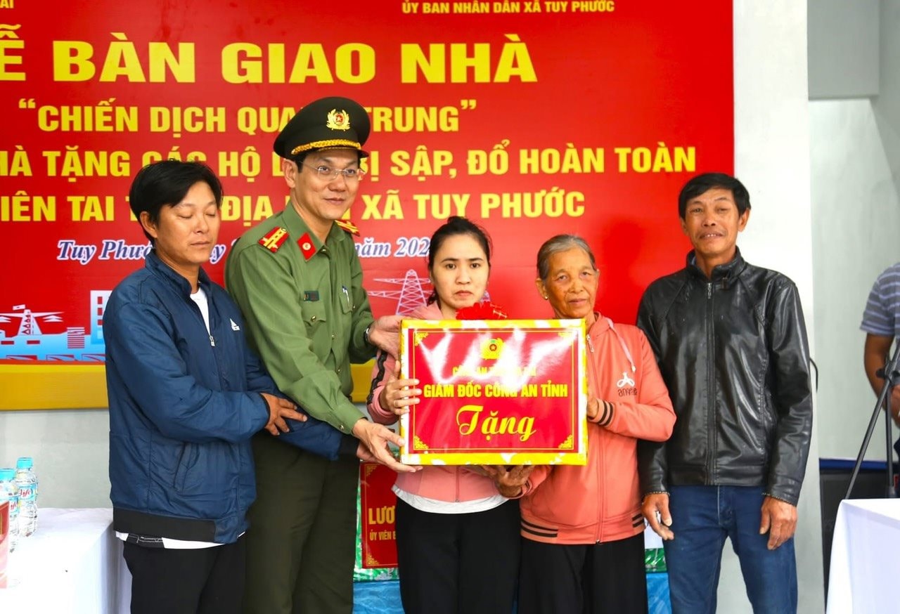 Công an tỉnh Gia Lai xây nhà mới cho người dân sau bão lũ