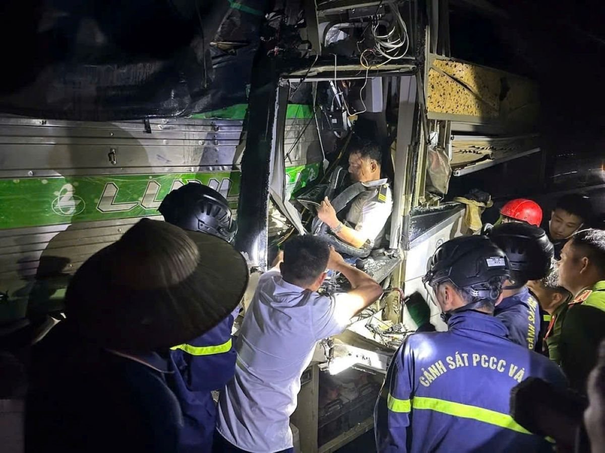 Cứu hộ 2 tài xế mắc kẹt trong ca bin sau tai nạn trên cao tốc