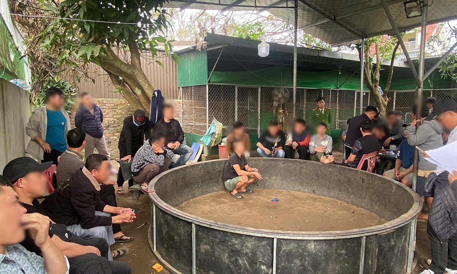 Đột kích sới gà giữa khu dân cư, bắt giữ 28 đối tượng