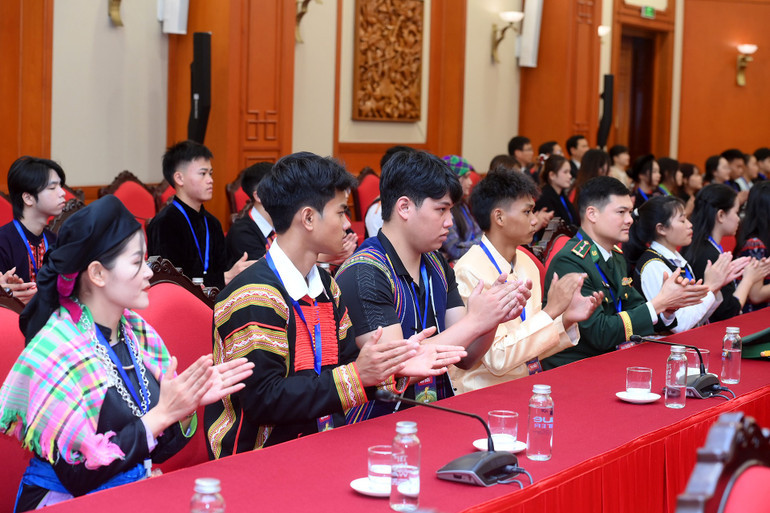 Đại biểu học sinh, sinh viên, thanh niên dân tộc thiểu số xuất sắc phát biểu tại cuộc gặp mặt. a7-bnd-4848.jpg