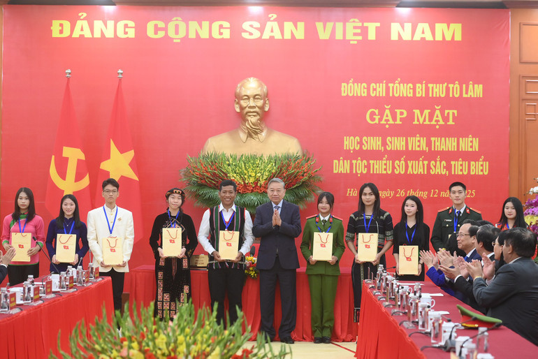 Tổng Bí thư Tô Lâm tặng quà cho các cháu học sinh, sinh viên, thanh niên dân tộc thiểu số xuất sắc, tiêu biểu. a3-bnd-4974.jpg