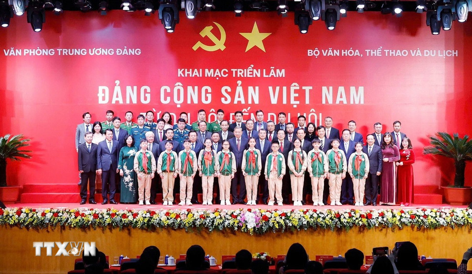 Tổng Bí thư Tô Lâm và các đồng chí lãnh đạo Đảng, Nhà nước dự khai mạc triển lãm Đảng Cộng sản Việt Nam từ Đại hội đến Đại hội. (Ảnh: Thống Nhất/TTXVN)