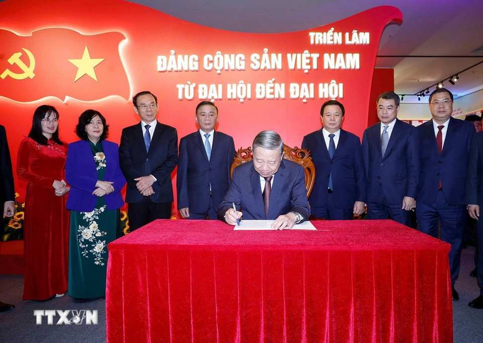 Tổng Bí thư Tô Lâm ghi lưu bút tại triển lãm Đảng Cộng sản Việt Nam từ Đại hội đến Đại hội. (Ảnh: Thống Nhất/TTXVN)