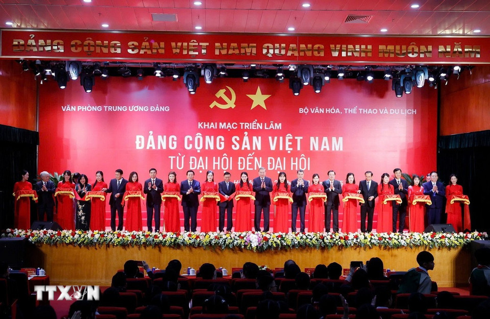 Tổng Bí thư Tô Lâm và các đồng chí lãnh đạo Đảng, Nhà nước cắt băng khai mạc triển lãm Đảng Cộng sản Việt Nam từ Đại hội đến Đại hội. (Ảnh: Thống Nhất/TTXVN)