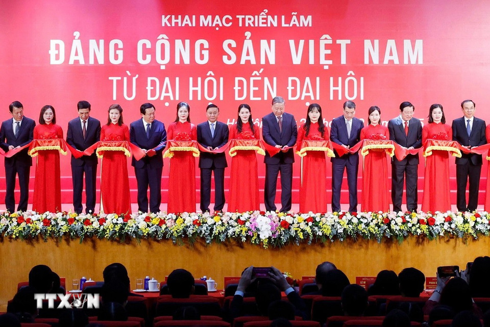 Tổng Bí thư Tô Lâm và các đồng chí lãnh đạo Đảng, Nhà nước cắt băng khai mạc triển lãm Đảng Cộng sản Việt Nam từ Đại hội đến Đại hội. (Ảnh: Thống Nhất/TTXVN)
