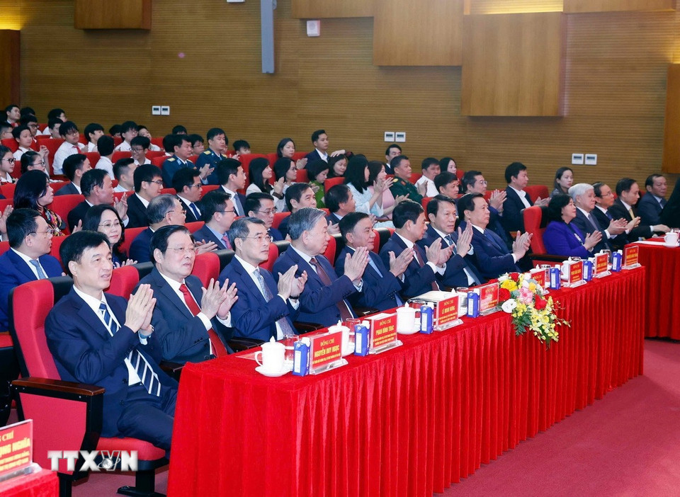 Tổng Bí thư Tô Lâm và các đồng chí lãnh đạo Đảng, Nhà nước dự khai mạc triển lãm Đảng Cộng sản Việt Nam từ Đại hội đến Đại hội. (Ảnh: Thống Nhất/TTXVN)