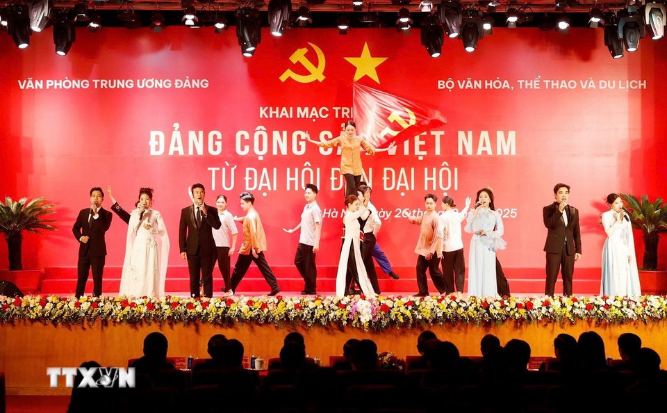 Tiết mục nghệ thuật tại khai mạc triển lãm Đảng Cộng sản Việt Nam từ Đại hội đến Đại hội. (Ảnh: Thống Nhất/TTXVN)