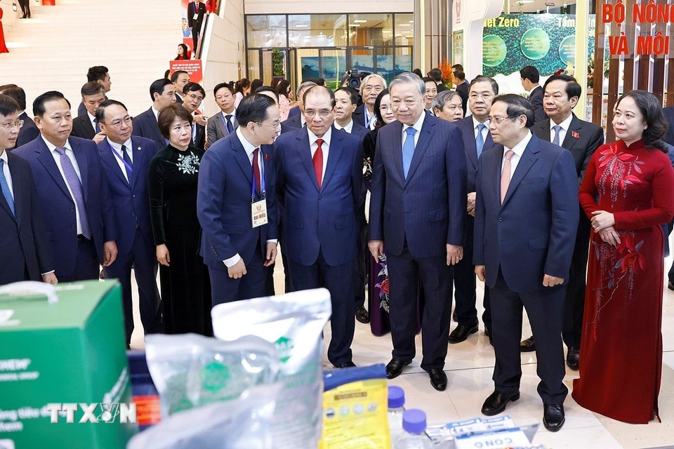 Tổng Bí thư Tô Lâm cùng các đồng chí lãnh đạo, nguyên lãnh đạo Đảng và Nhà nước tham quan các gian trừng bày tại đại hội. (Ảnh: Doãn Tấn/TTXVN)