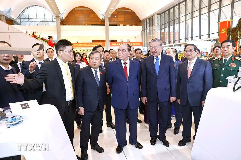 Tổng Bí thư Tô Lâm cùng các đồng chí lãnh đạo, nguyên lãnh đạo Đảng và Nhà nước tham quan các gian trừng bày tại đại hội. (Ảnh: Doãn Tấn/TTXVN)