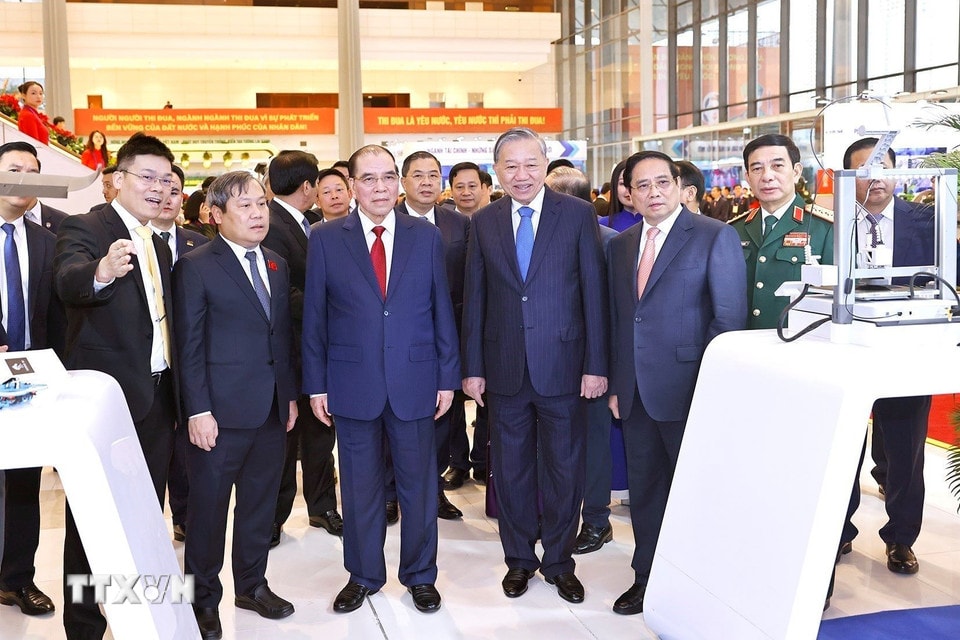 Tổng Bí thư Tô Lâm cùng các đồng chí lãnh đạo, nguyên lãnh đạo Đảng và Nhà nước tham quan các gian trừng bày tại đại hội. (Ảnh: Doãn Tấn/TTXVN)