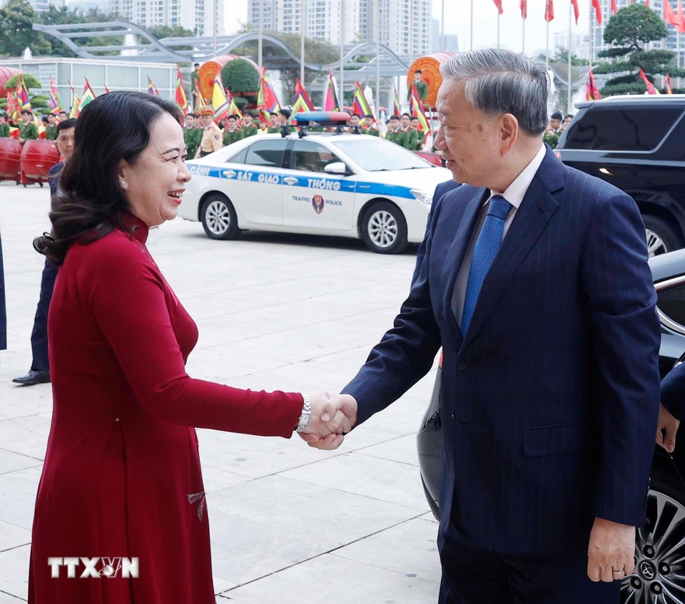 Ủy viên Trung ương Đảng, Phó Chủ tịch nước Võ Thị Ánh Xuân - Phó Chủ tịch thứ nhất Hội đồng Thi đua - Khen thưởng Trung ương, Trưởng Ban Tổ chức Đại hội Thi đua yêu nước toàn quốc lần thứ XI đón Tổng Bí thư Tô Lâm. (Ảnh: Thống Nhất/TTXVN)