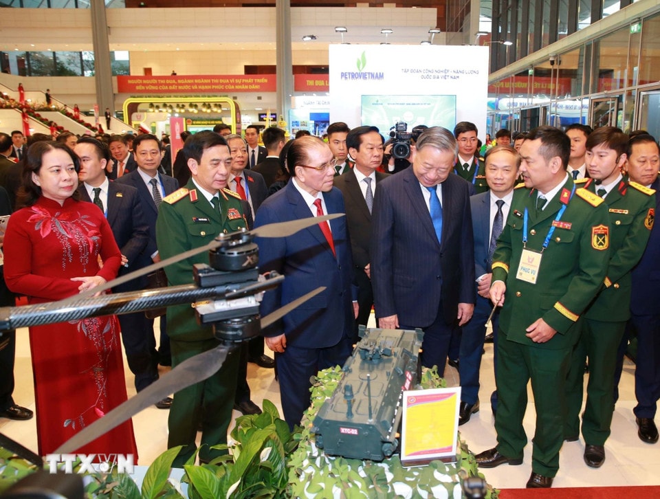 Tổng Bí thư Tô Lâm và các đại biểu tham quan gian trưng bày sản phẩm của Bộ Quốc phòng bên lề đại hội. (Ảnh: Trọng Đức/TTXVN)