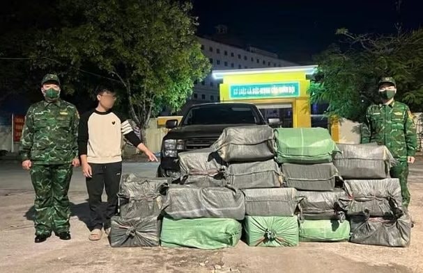 Bắt giữ vụ vận chuyển trái phép gần 400kg lòng lợn sấy bốc mùi ở Móng Cái