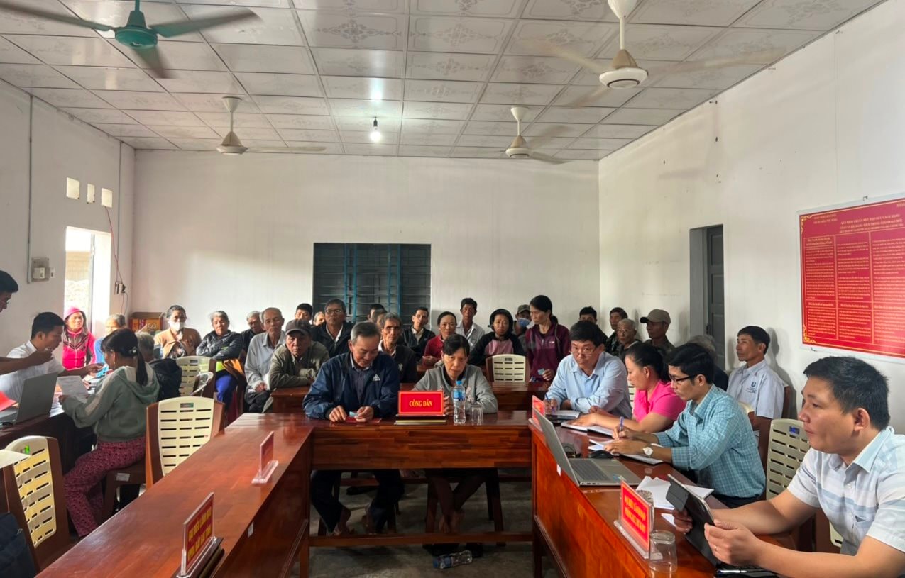 Gia Lai: Ngày nghỉ, cán bộ về làng giải quyết thủ tục đất đai cho người dân