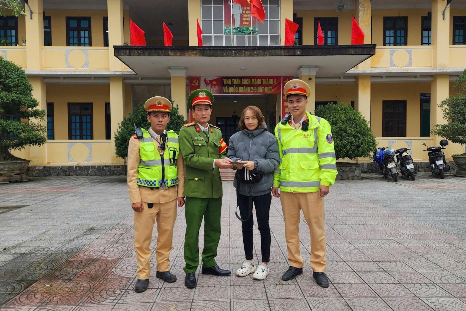 Đánh rơi 23 triệu đồng, người dân được Công an Huế kịp thời trao trả