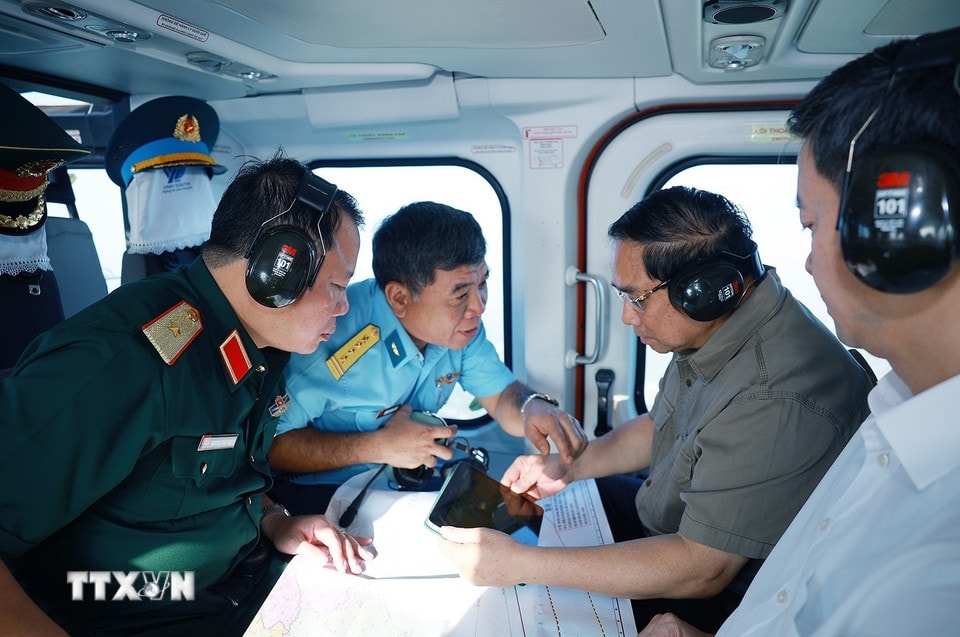 Thủ tướng Phạm Minh Chính thị sát, kiểm tra tuyến đường bộ cao tốc Cà Mau-Đất Mũi, tuyến giao thông ra đảo Hòn Khoai và Cảng tổng hợp lưỡng dụng Hòn Khoai từ trực thăng. (Ảnh: Dương Giang/TTXVN)