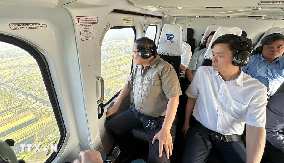 Thủ tướng Phạm Minh Chính thị sát, kiểm tra tuyến đường bộ cao tốc Cà Mau-Đất Mũi, tuyến giao thông ra đảo Hòn Khoai và Cảng tổng hợp lưỡng dụng Hòn Khoai từ trực thăng. (Ảnh: Dương Giang/TTXVN)