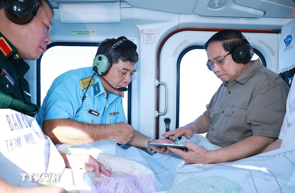 Thủ tướng Phạm Minh Chính thị sát, kiểm tra tuyến đường bộ cao tốc Cà Mau-Đất Mũi, tuyến giao thông ra đảo Hòn Khoai và Cảng tổng hợp lưỡng dụng Hòn Khoai từ trực thăng. (Ảnh: Dương Giang/TTXVN)