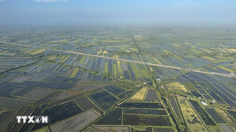 Tuyến đường bộ cao tốc Cà Mau-Đất Mũi. (Ảnh: Dương Giang/TTXVN)