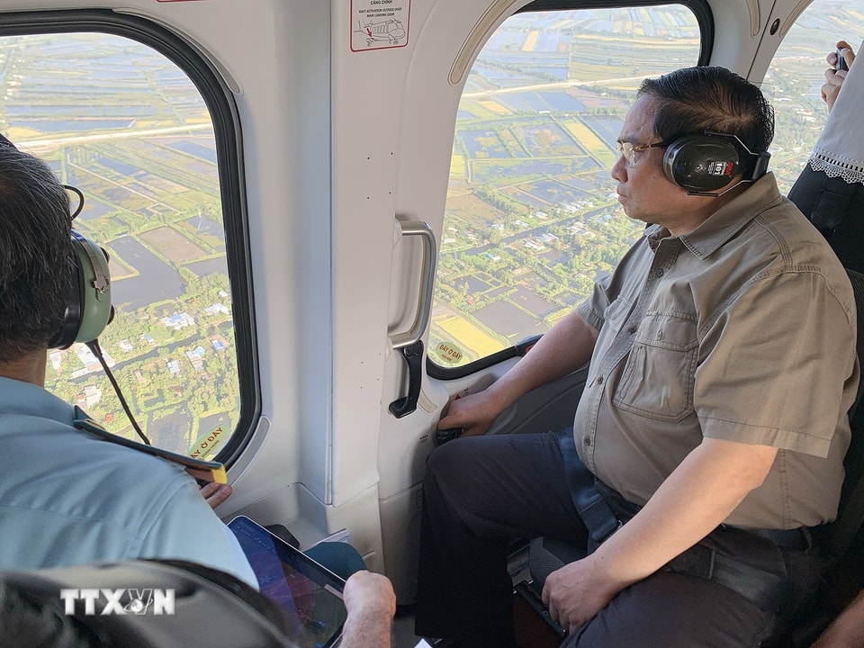Thủ tướng Phạm Minh Chính thị sát tuyến đường bộ cao tốc Cà Mau-Đất Mũi, tuyến giao thông ra đảo Hòn Khoai và Cảng tổng hợp lưỡng dụng Hòn Khoai từ trực thăng. (Ảnh: Dương Giang/TTXVN)