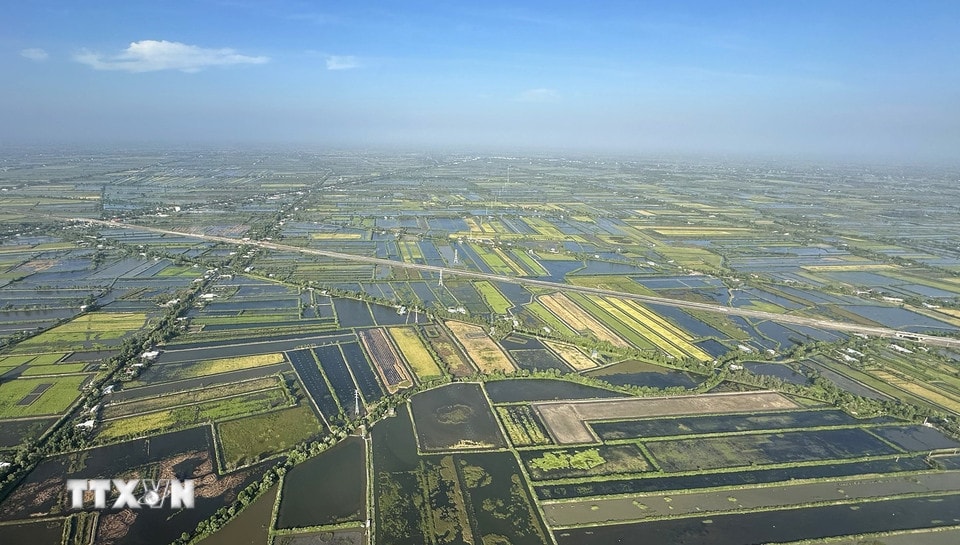 Tuyến đường bộ cao tốc Cà Mau-Đất Mũi. (Ảnh: Dương Giang/TTXVN)