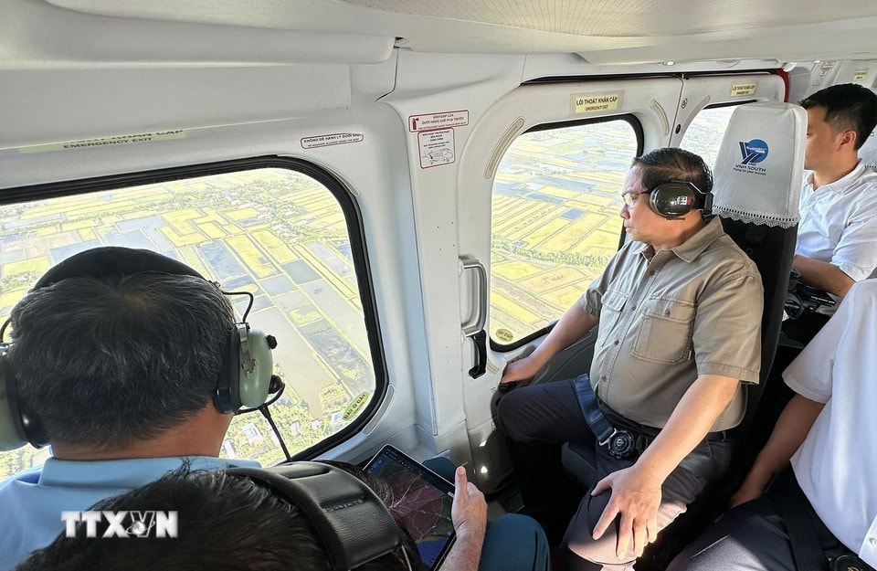 Thủ tướng Phạm Minh Chính thị sát tuyến đường bộ cao tốc Cà Mau-Đất Mũi, tuyến giao thông ra đảo Hòn Khoai và Cảng tổng hợp lưỡng dụng Hòn Khoai từ trực thăng. (Ảnh: Dương Giang/TTXVN)