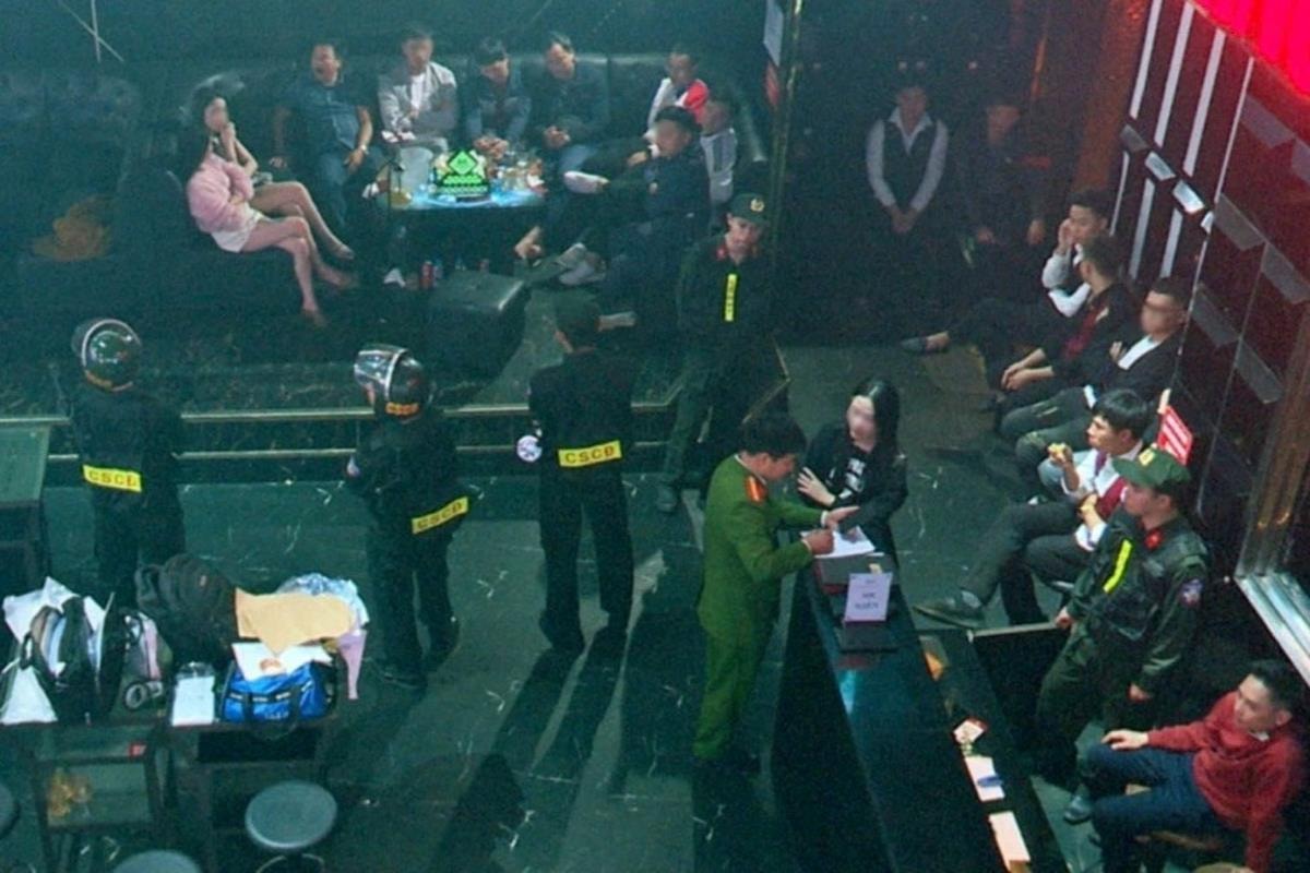 Đột kích 2 quán bar, phát hiện hàng chục người dương tính ma túy