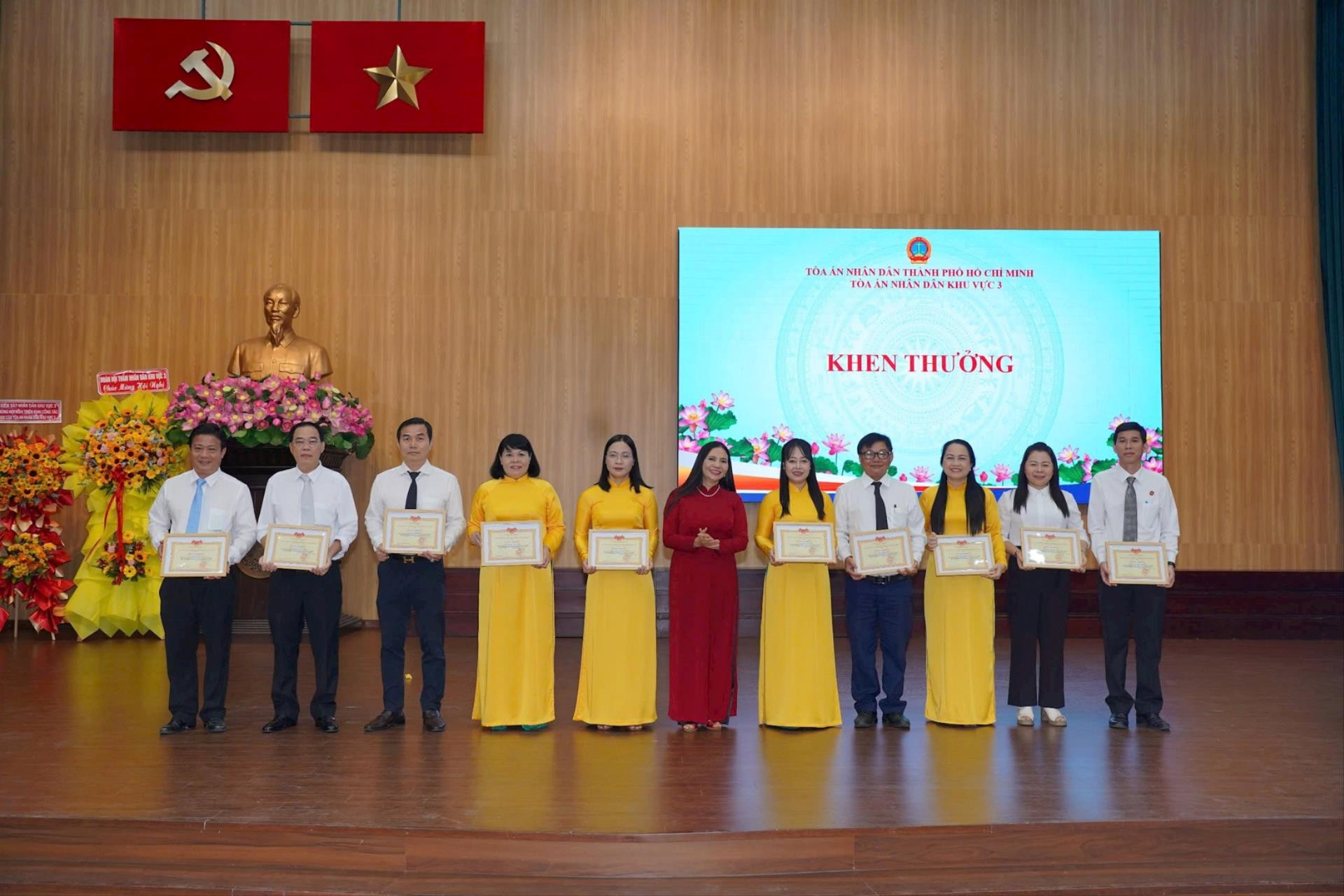giay-khen-cua-chanh-an-tand-tp.hvm(1).jpg