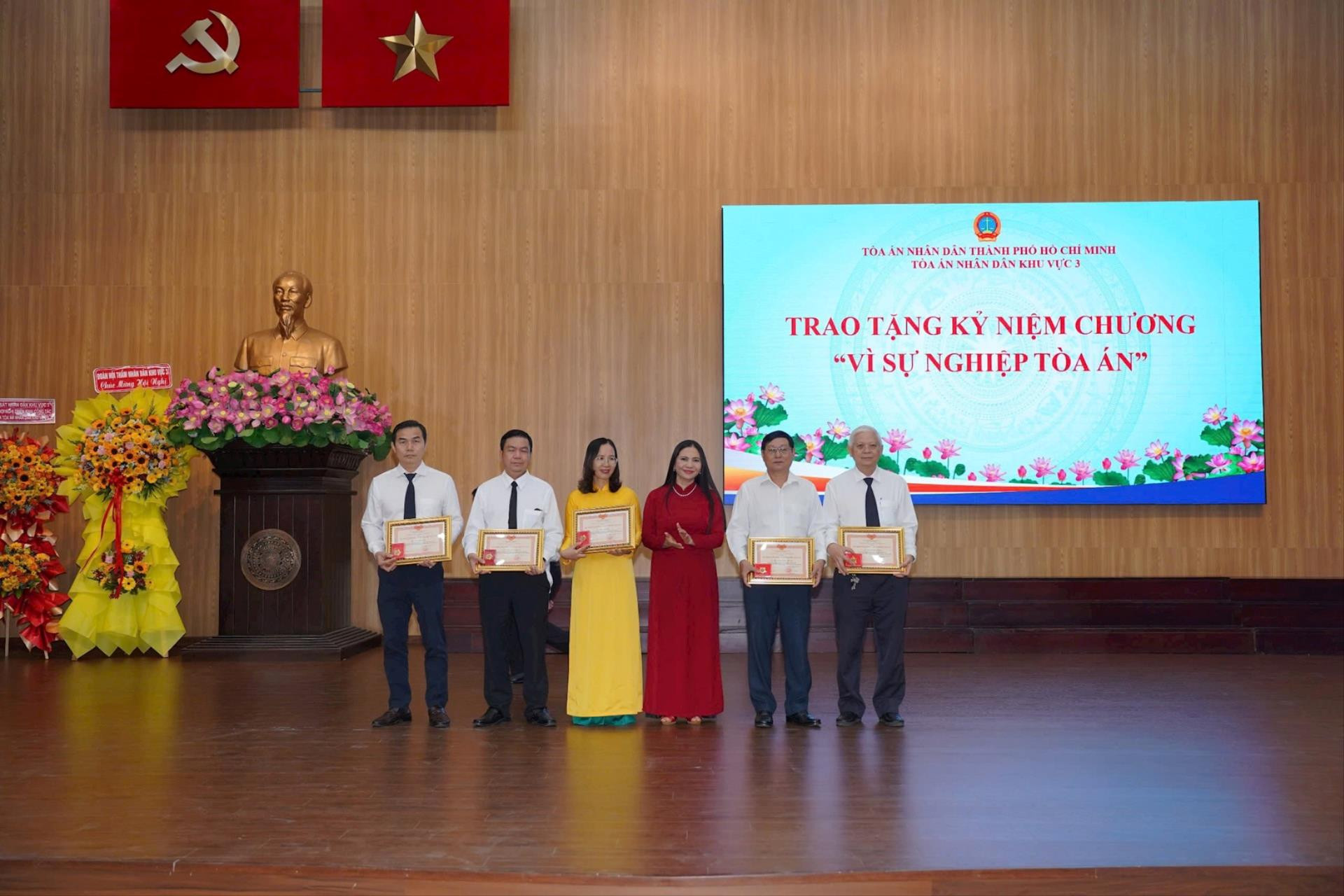 trao-ky-niem-chuong(1).jpg